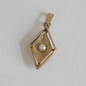 Vintage Sarah Coventry Debutante Gold Tone Luxury Diamond Shaped Pearl Pendant